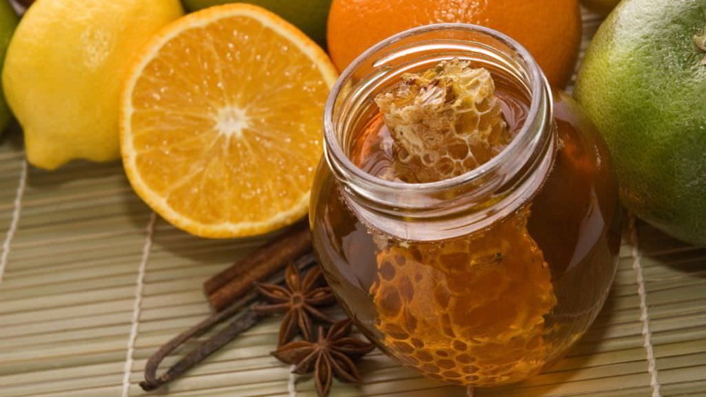 Мед с лимоном - отличное средство для лечения влажного кашля у беременных