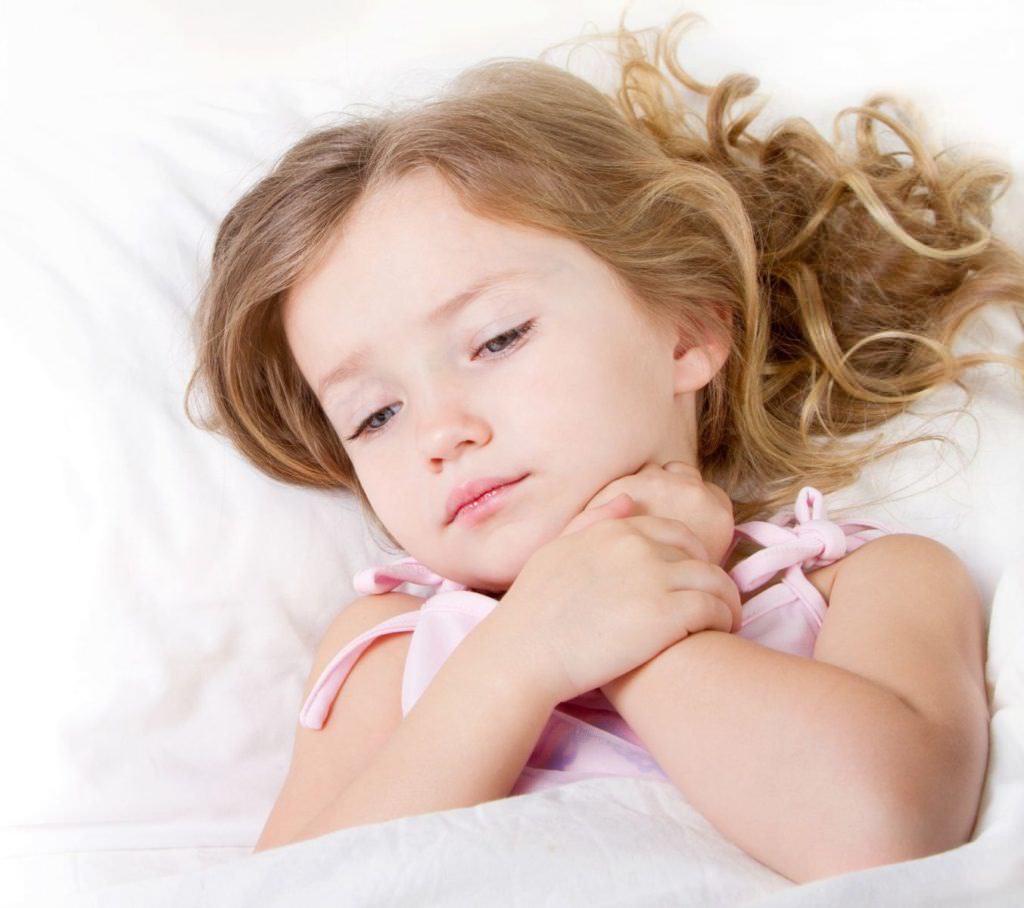 Обеспечьте ребенку постельный режим при недомогании