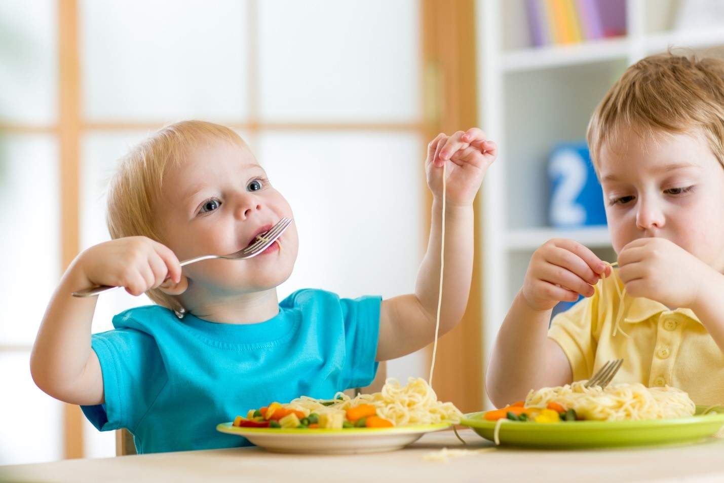 Ваш ребенок во время еды кашляет? Как правило, это связано с игнорированием норм поведения за столом.