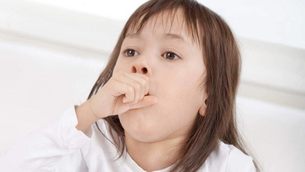 Чтобы быстро избавить ребенка от кашля необходимо знать причину его возникновения и устранить все факторы, усугубляющие раздражение кашлевых рецепторов (фото)