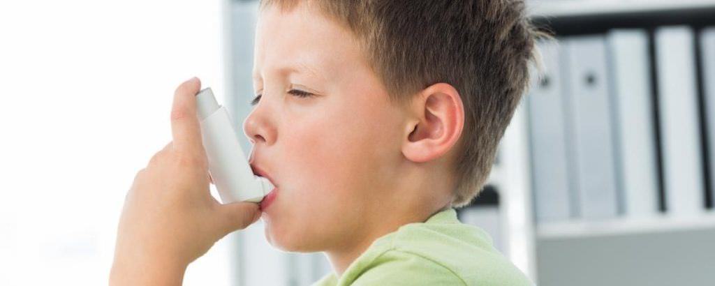 Кашель по ночам сухой часто является причиной бронхиальной астмы, особенно у детей.