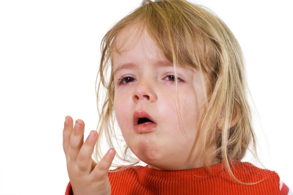 Маленькие дети более уязвимы к различным инфекциям, поэтому и простуды у них с сильным кашлем бывают гораздо чаще, нежели у взрослых.