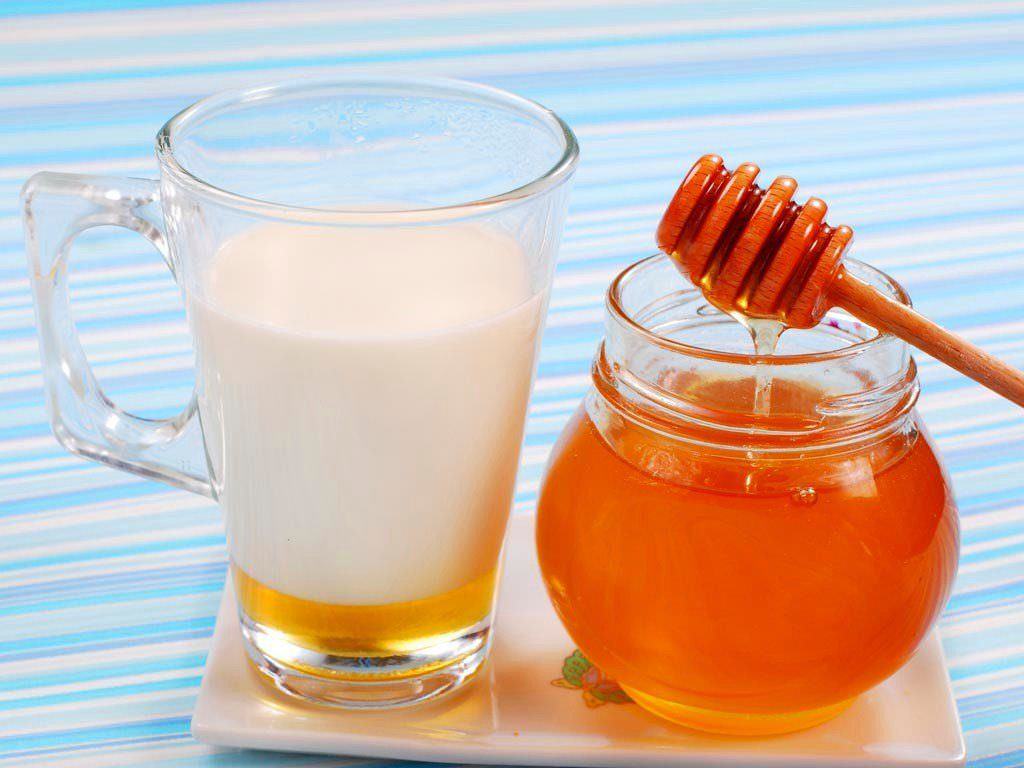 Молоко и мед для лечения кашля