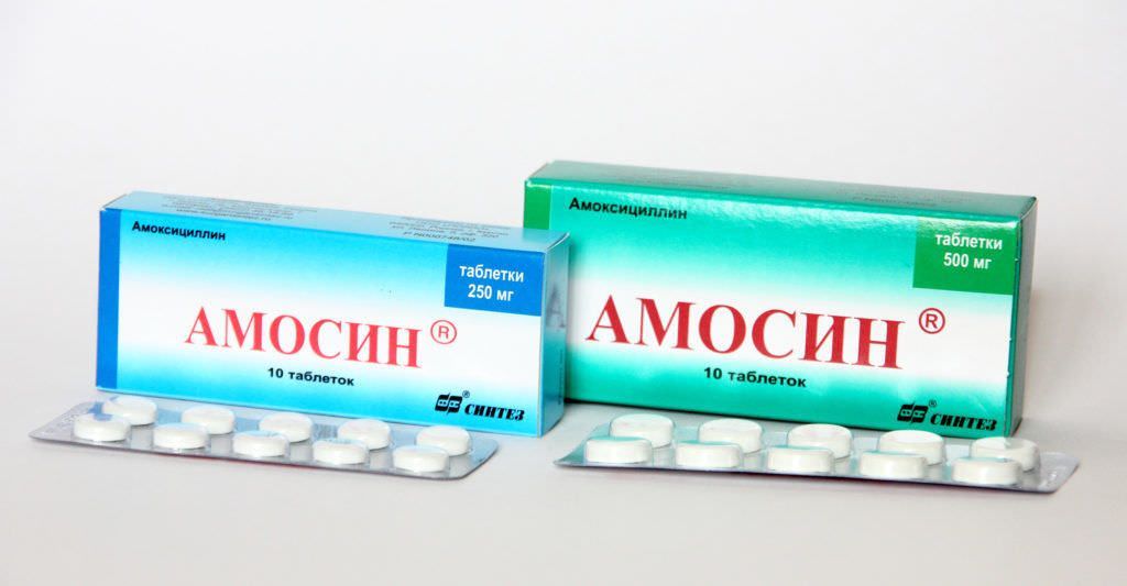 Популярный антибиотик Амоксициллин имеет несколько торговых названий, в том числе и Амосин. Средняя цена препарата – 80 рублей за 10 таблеток.