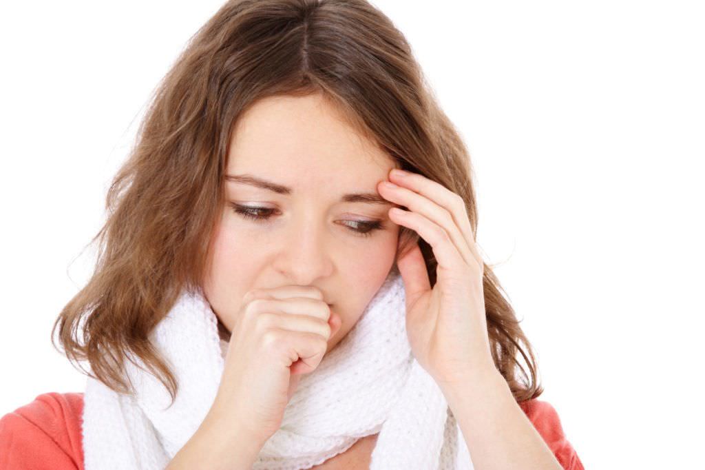 Сухой кашель - частый спутник простуды. Быстро победить болезнь и вернуться в строй поможет соблюдение рекомендаций опытных врачей.