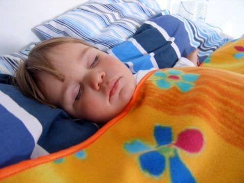 Спокойный сон малыша может нарушить кашель
