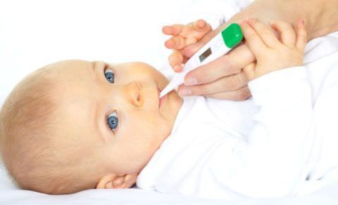 У малышей температура может подниматься при прорезывании зубов