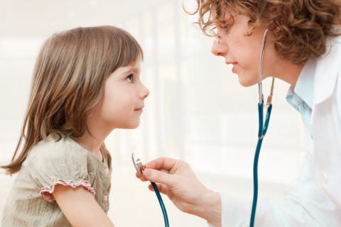 Ребенка обязательно должен осмотреть врач