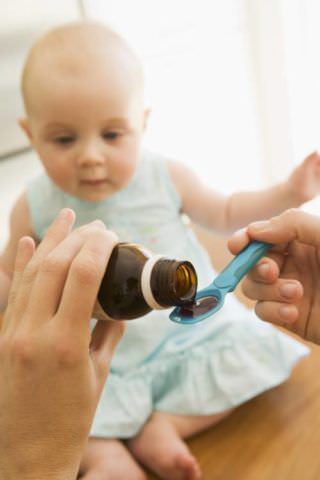 Сироп - удобная лекарственная форма для лечения маленького ребенка