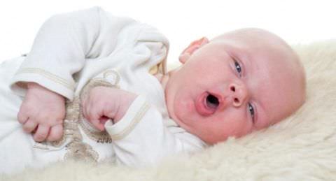 Для того, чтобы облегчить симптомы кашля, можно красть малыша набок