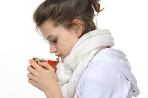 Обильное теплое питье поможет облегчить симптомы кашля