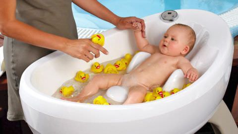 Расслабить тело малыша и избавить его от кашля можно с помощью ванночек