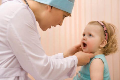Обследованием ребенка занимается лечащий врач