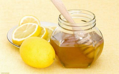 Теплый чай с медом и лимоном смягчит горло и успокоит слизистую.