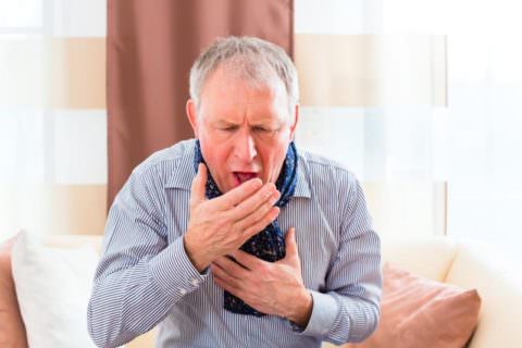 Изнурительный кашель - один из симптомов кандидоза легких