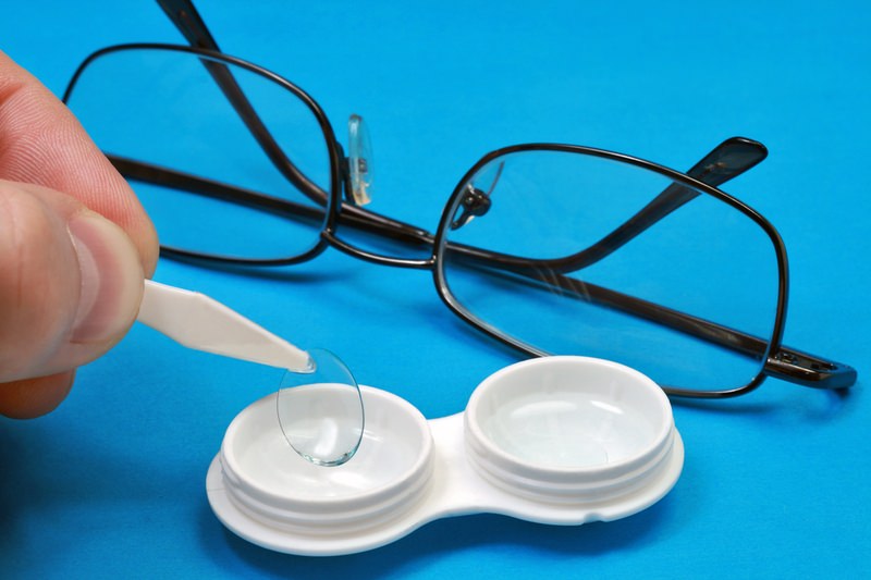 Что лучше: очки или линзы для коррекции зрения