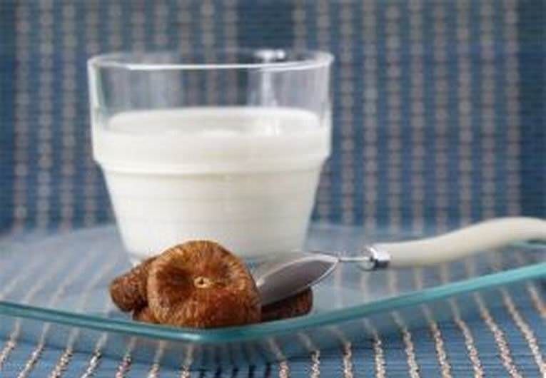 Можно ли молоко с маслом при сухом кашле thumbnail