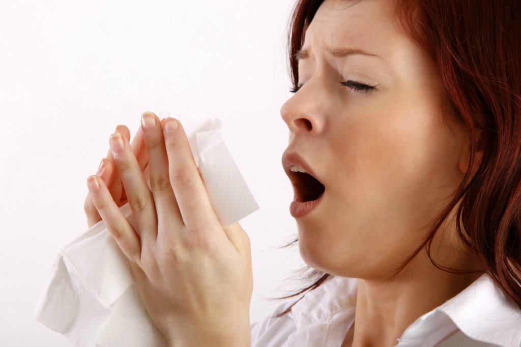 Аллергию сопровождает чихание и кашель