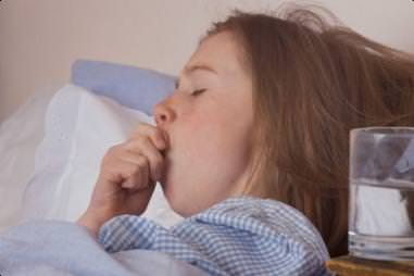 Кашель у ребенка, который долго не прекращается, может свидетельствовать не только о сильной простуде, но и гораздо более серьезном заболевании.