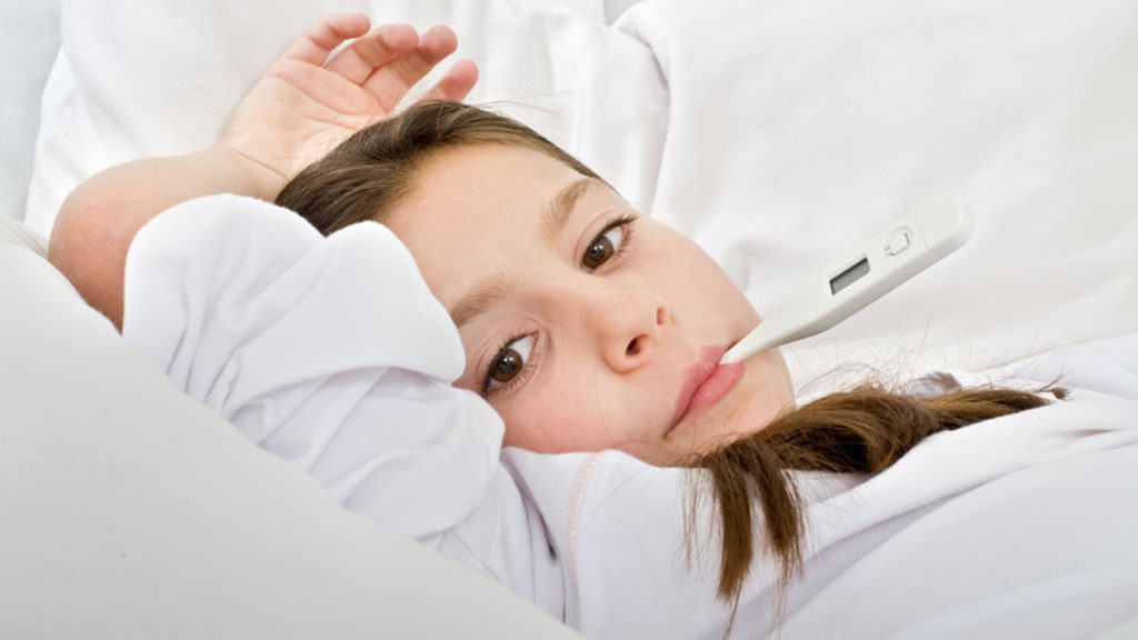Повышение температуры и кашель у ребенка – это в большинстве случаев симптомы попадания в организм респираторных вирусов или проявление их бактериальных осложнений