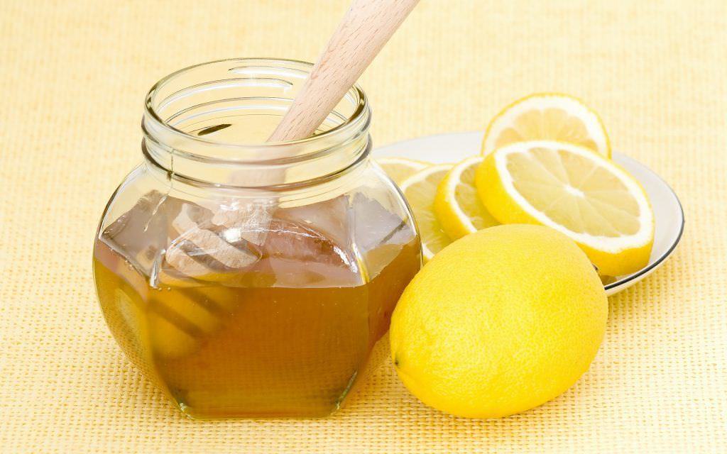 В кашицу из лимона добавить жидкий мед в пропорции 1:1 (одинаковое количество жидкого лимона и меда)