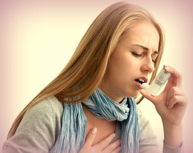 Введение лекарства при приступе астмы