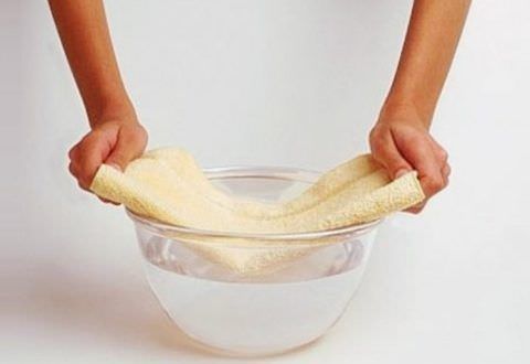 Вымачивание полотенца в солевом растворе