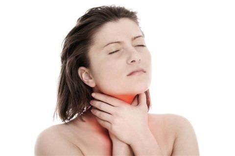 Боль в горле – одна из причин появления кашля