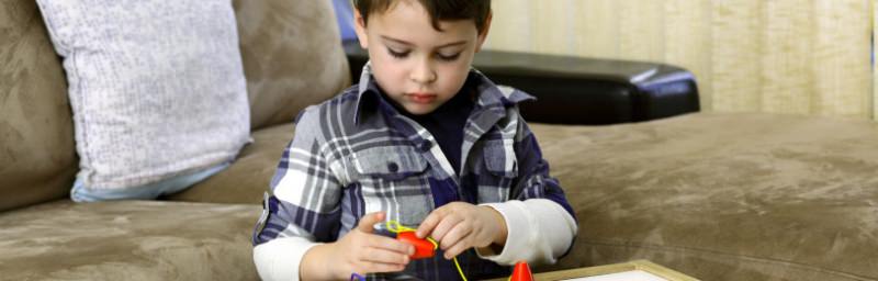 Аутизм у детей: признаки, лечение, причины, помощь родителям