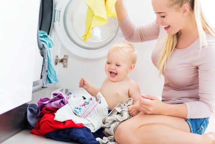 Чем стирать детские вещи для новорожденных: обзор 4 вариантов моющих средств, правила стирки