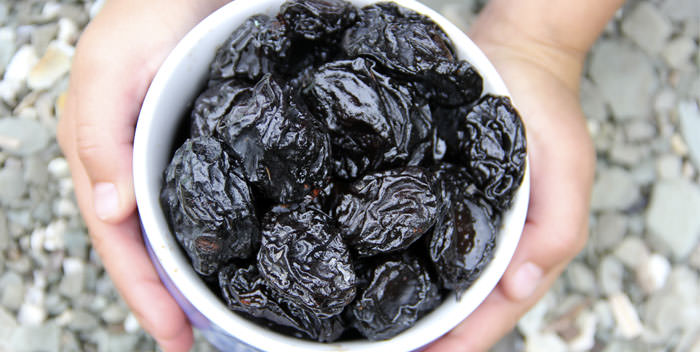 Чернослив: польза и вред для организма человека