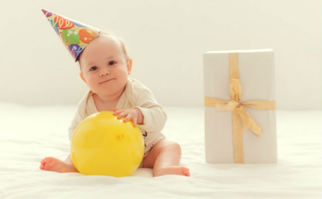 Что подарить ребенку на 1 год: обзор лучших вариантов подарков от детского психолога
