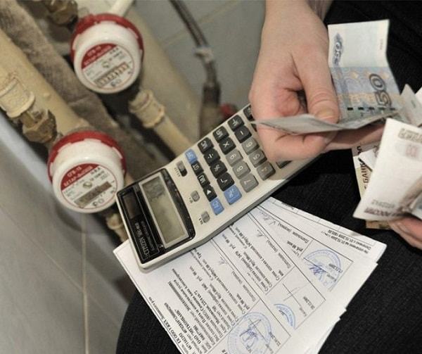 Если человек живет в другом городе как не платить жкх