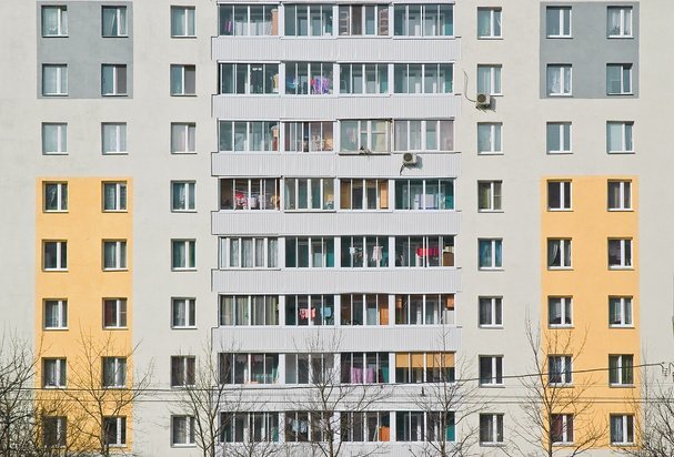 Если человек живет в другом городе как не платить жкх