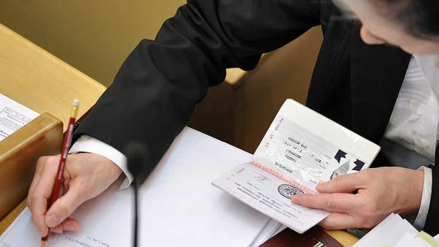 Если есть задолженность по квартплате можно ли прописаться