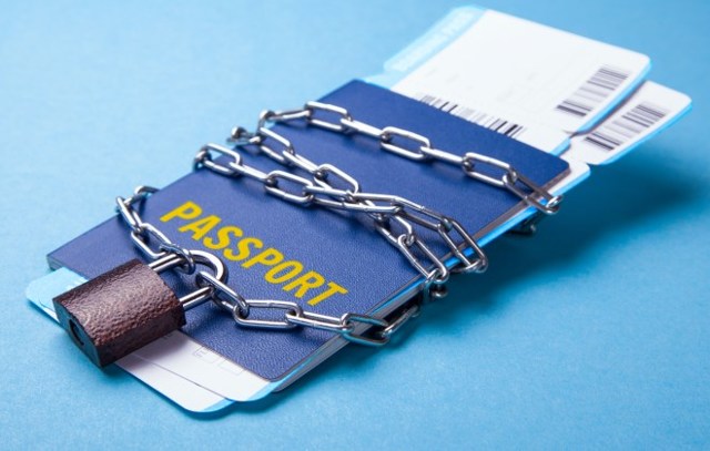 Если есть задолженность по квартплате можно ли выехать за границу