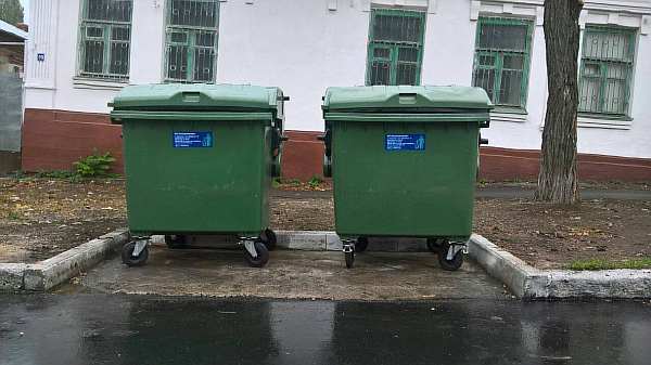 Где должны стоять мусорные контейнеры в многоквартирном доме