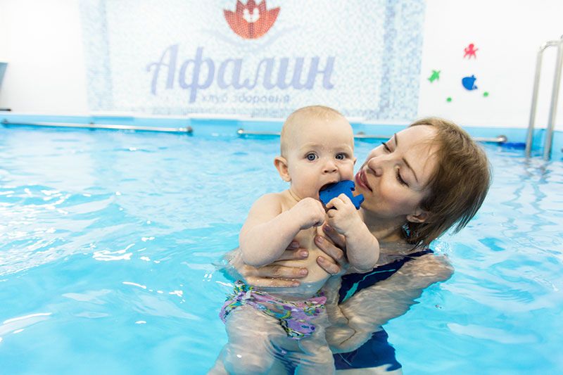 Грудничковое плавание: 10 показаний, 15 противопоказаний, 6 упражнений