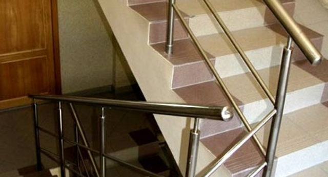 Из чего делают лестницы в многоквартирных домах