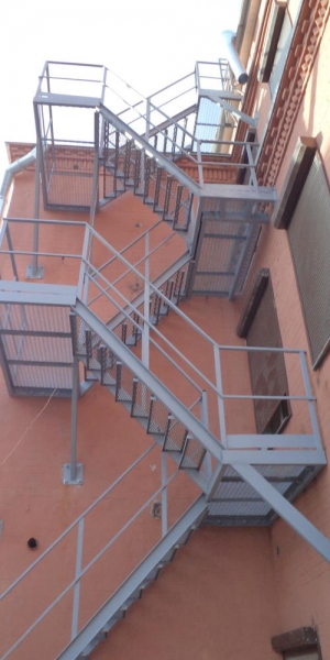 Из чего делают лестницы в многоквартирных домах