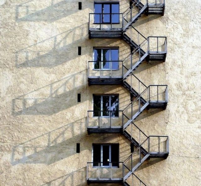 Из чего делают лестницы в многоквартирных домах