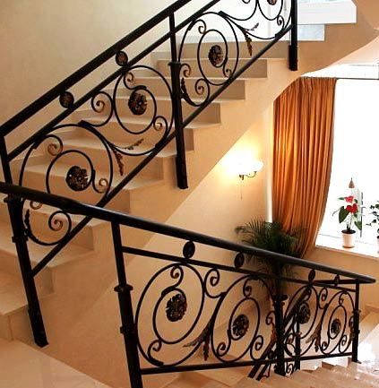 Из чего делают лестницы в многоквартирных домах