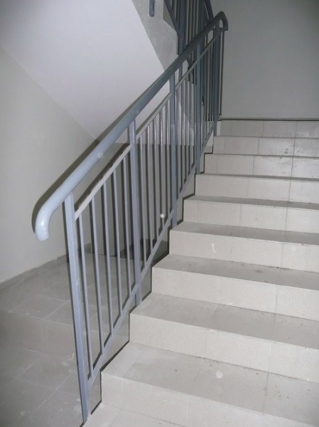 Из чего делают лестницы в многоквартирных домах