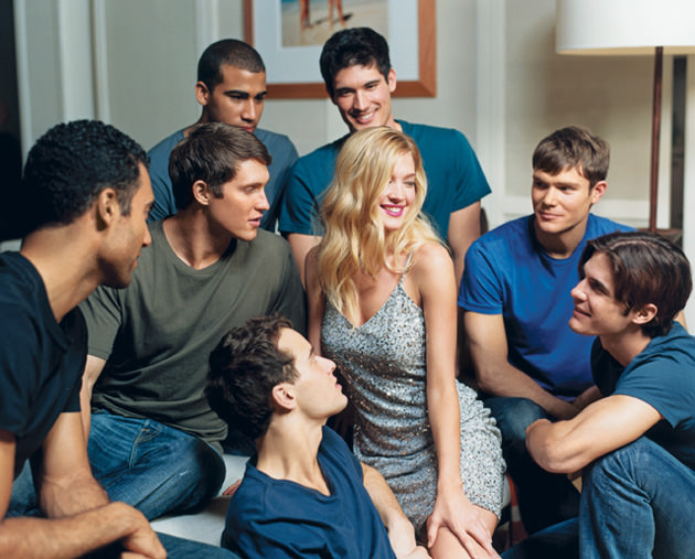 Как наладить контакт с друзьями парня?