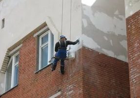 Как ремонтируют фасад многоквартирного дома