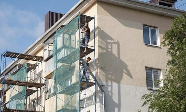 Как ремонтируют фасад многоквартирного дома