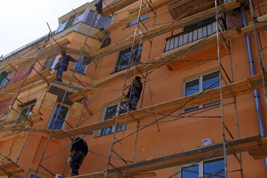 Как ремонтируют фасад многоквартирного дома