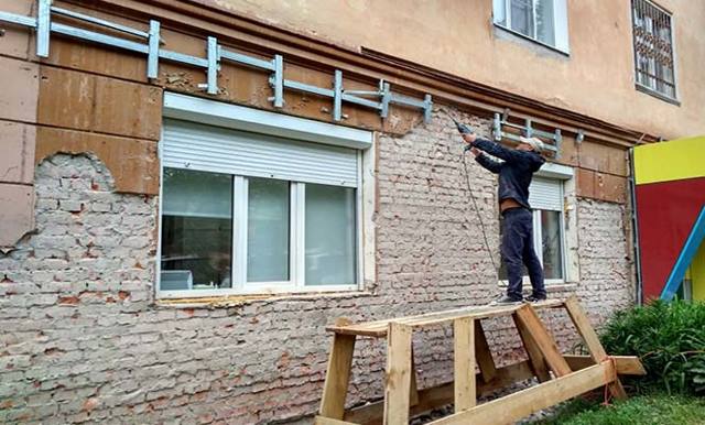 Как ремонтируют фасад многоквартирного дома