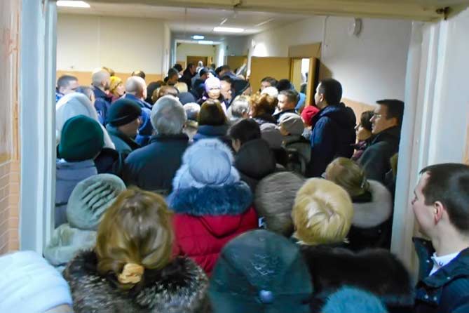 Как входить в помещение, где много людей