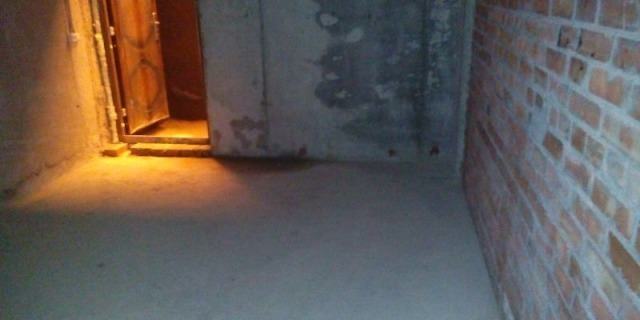 Как входить в помещение, где много людей